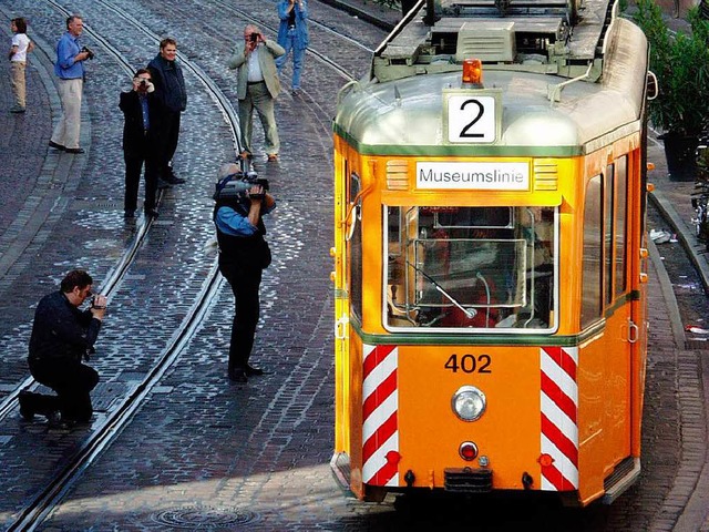 Alte Eisenbahn auf der Fahrt durch Freiburg.  | Foto: Ingo Schneider