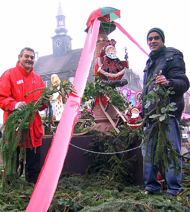 Brunnenschmcker Oscar Guidone und Alessandro Zirilli.   | Foto: Walser