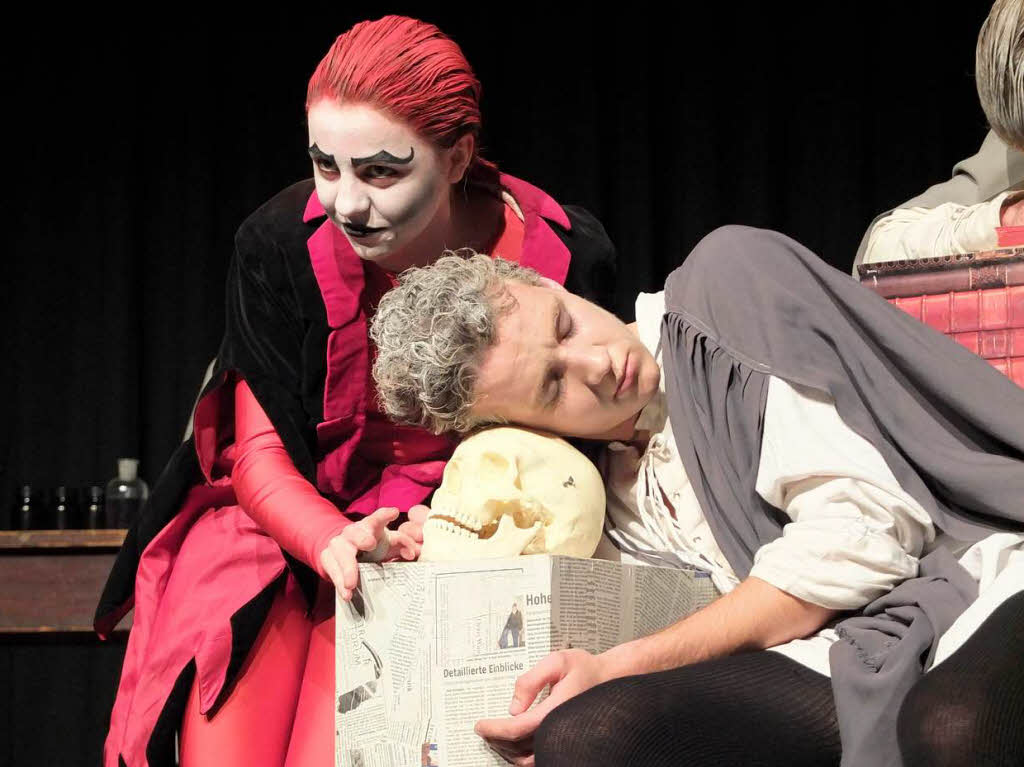 Glnzende Schauspielleistungen: Robert Rauscholb als Faust und Friederike Drffler als Mephisto