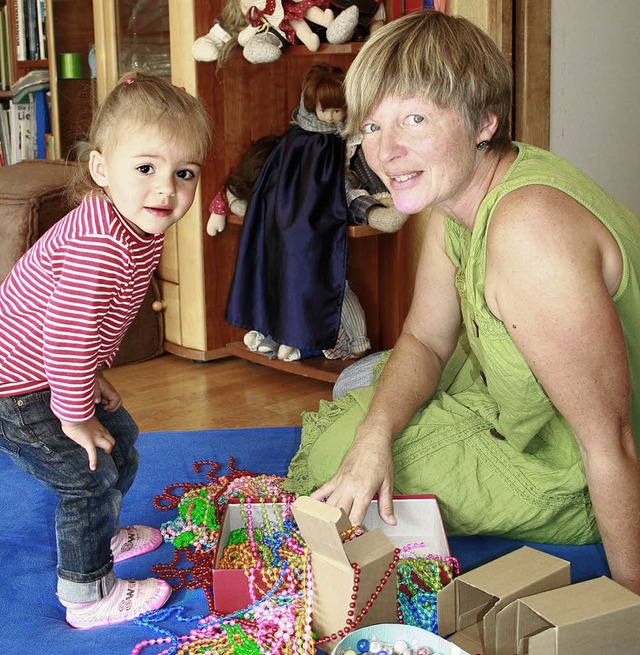 Spiel mit der Perlenkette: Heike Lacallier spielt mit der zweijhrigen Lena.  | Foto: Irina Strohecker