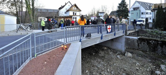 Die nagelneue Eschbachbrcke fhrt derzeit ber ein knochentrockenes Bachbett.   | Foto: Michael Bamberger