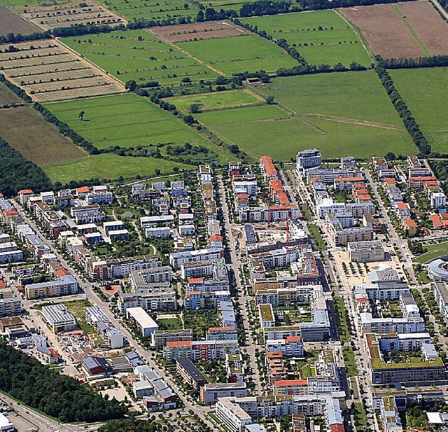 Die Wohnungsnot kennt kein Tabu mehr: ...Rieselfeld (oben) als Bauflche nicht.  | Foto: Stadt Freiburg