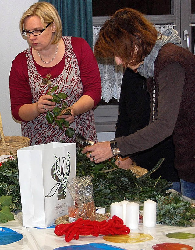 Die Adventskrnze selbst anzufertigen machte den Frauen in Karsau viel Spa.  | Foto: Manfred Risch