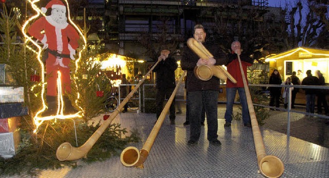 Mit Alphornklngen wurden die Besucher auf den Weihnachtsmarkt eingestimmt.  | Foto: Peter Gerigk