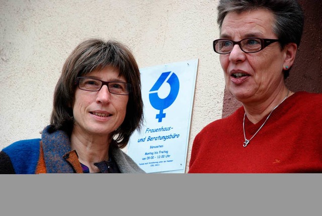 Die beiden Vorstandsfrauen Inge Vogt-G...Krmmel vor dem Offenburger Frauenhaus  | Foto: Gertrude Siefke