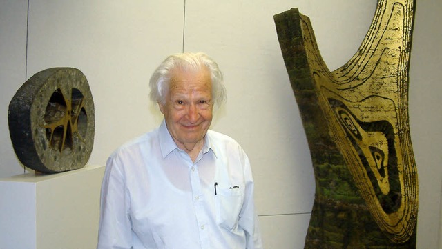Wird 90:  Erwin Rehmann zwischen zwei seiner Skulpturen im Rehmann-Museum   | Foto: Roswitha Frey