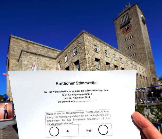 Der amtliche Stimmzettel &#8211; einer...len Zankpfeln zum Thema Stuttgart 21.  | Foto: dpa
