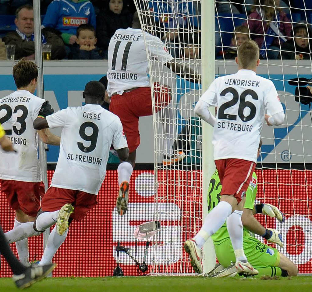 Jubel: Garra Dembele (2.v.r.) mit Julian Schuster (l.), Papiss Cisse (2.v.l.) und Erik Jendrisek.