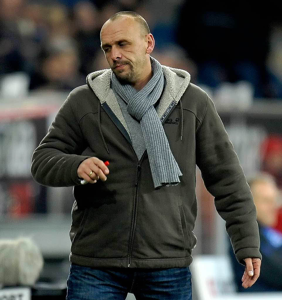 ...Hoffenheims Trainer Stanislawski rgert sich.