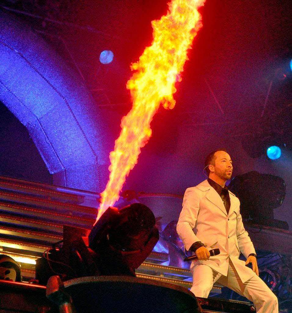 Gr0e Bhne, Tnzer, Feuerwerk: DJ Bobo war mit seiner Vegas-Show im Europapark zu Gast.