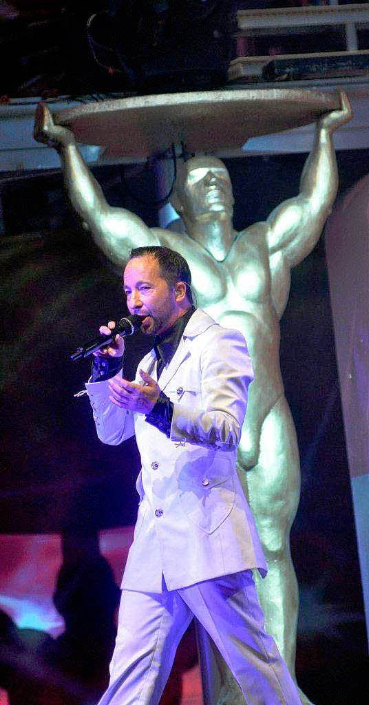 Gr0e Bhne, Tnzer, Feuerwerk: DJ Bobo war mit seiner Vegas-Show im Europapark zu Gast.