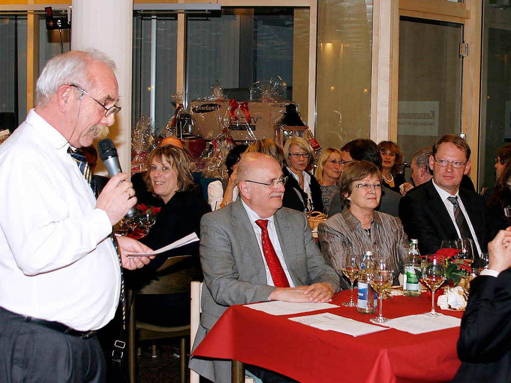 BZ-Redakteur Bruno Kohlmeyer, Walter und Hannelore Caroli und Helmut Becker, Vorstandsvorsitzender der Sparkasse (von links).