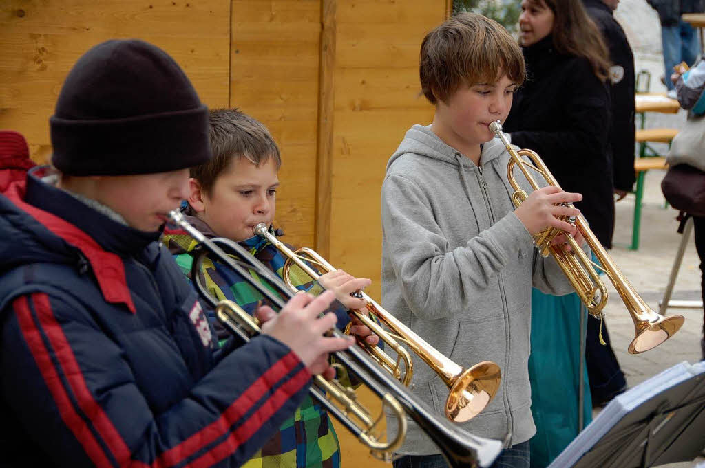 Eine Blsergruppe der Musikschule erfreute am Weihnachtsmarkt mit Melodien fr die Adventszeit.