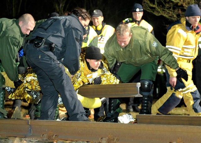 Polizisten ziehen am Sonntagmorgen ein...schaft Deutsch Evern (Kreis Lneburg).  | Foto: dpa