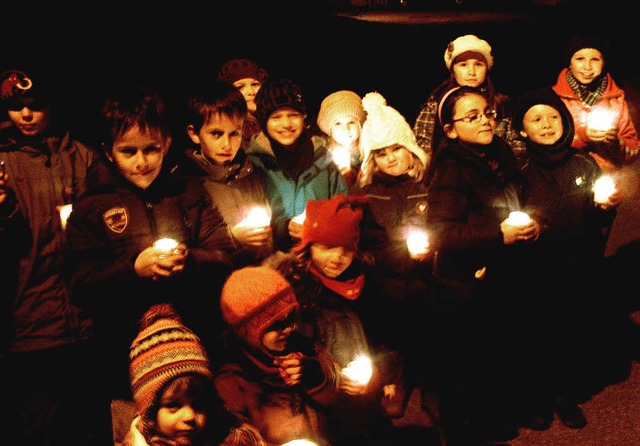 Frhlich kndigten am Samstagabend Kinder den Advent in Nordweil an.  | Foto: Reiner Merz