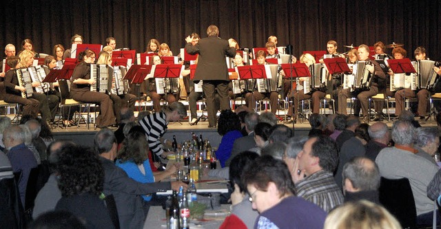 Der Akkordeonclub Rheinhausen spielte ...er der Leitung von Harald Kniebhler.   | Foto: Marion Domann