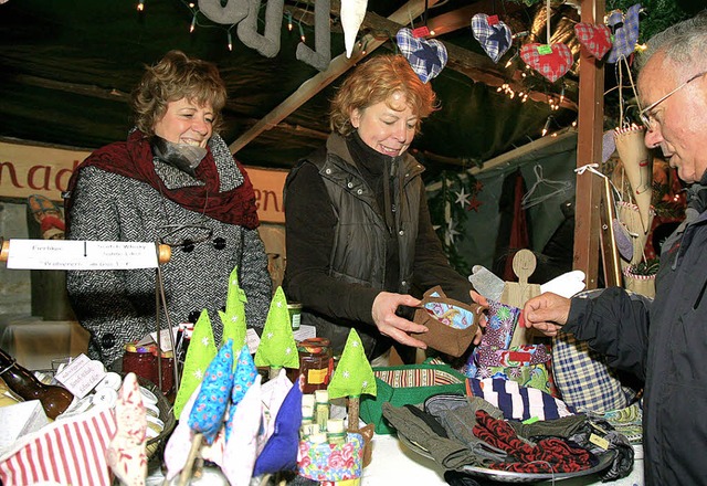 Selbst Gestricktes oder Genhtes stand...Weihnachtsmarktbesuchern hoch im Kurs.  | Foto: Sandra Decoux-Kone