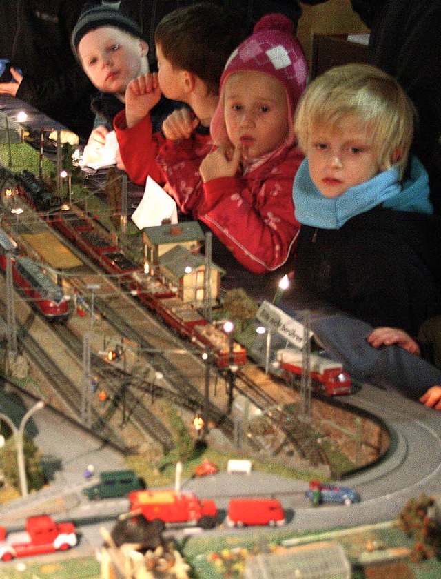 Die Modelleisenbahn von Peter Kappus faszinierte die Kleinen.  | Foto: Michael Saurer