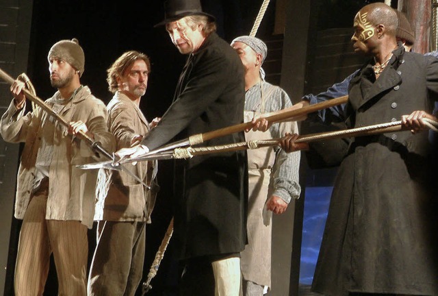 Der rachegetriebene Kapitn Ahab und s... Ostens aus Berlin im Gloria-Theater.   | Foto: Roswitha Frey