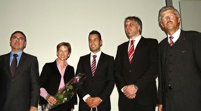 Preistrger Robin Fingerlin (Mitte) im...o und Rektor Bernd Martin (von links).  | Foto: Claudia Gabler 