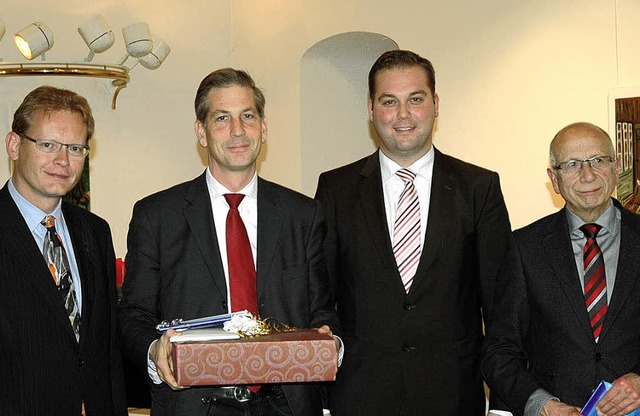 Klaus Schle (zweiter von links) wurde...Schreiner und Peter Schneider geehrt.   | Foto: Stefan Sahli