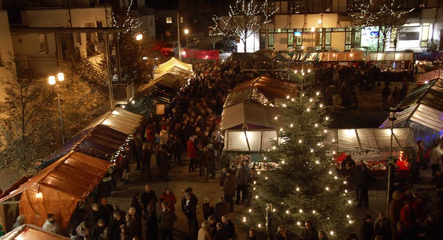 Der Weihnachtsmarkt Efringen-Kirchen l...stagabend wieder Besucher in Scharen.   | Foto: langelott