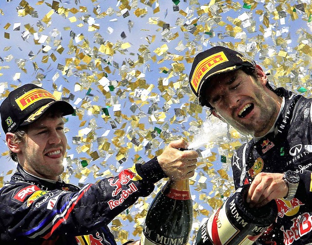 Konfettiregen und Sektdusche: Mark Web...tian Vettel freuen sich in Sao Paulo.   | Foto: dpa