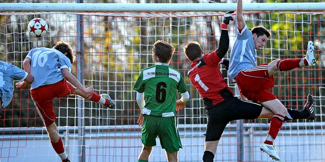 Prekre Verhltnisse im St. Georgener ...:2  fliegen hier alle am Ball vorbei.   | Foto: p. seeger