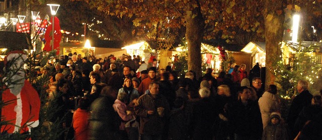 Dicht gedrngt geht es beim  Weihnacht...hterdekoration lsst viele verweilen.   | Foto: Maja Tolsdorf