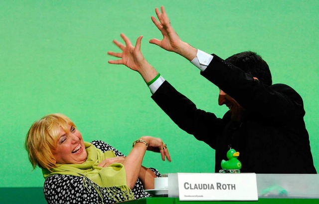 So spaig kann ein Parteitag sein:  Claudia Roth und Cem zdemir auf dem Podium   | Foto: DPA