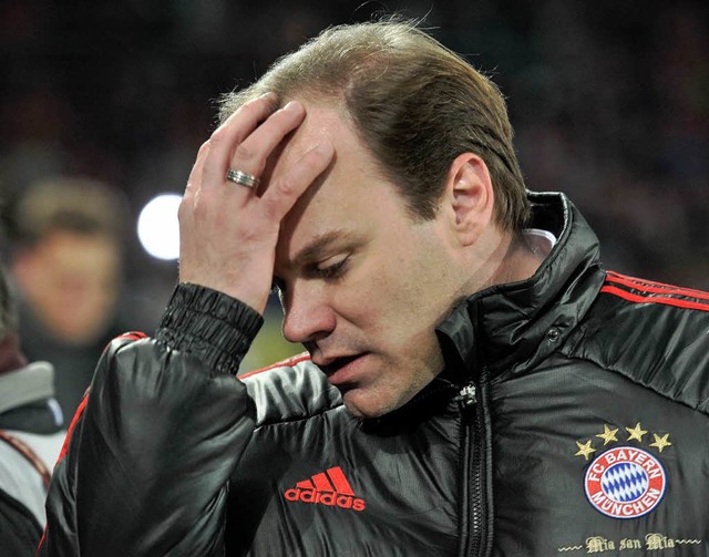 Bayern-Manager Christian Nerlinger gre...f: Seine Mannschaft verliert in Mainz.  | Foto: dapd