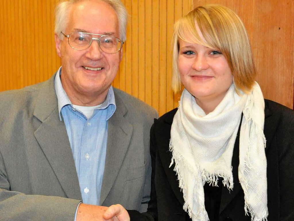 Verbandsprsident Helmut Steinmann gratuliert Maria Krey zum Kunststck von zwei Goldabzeichen.