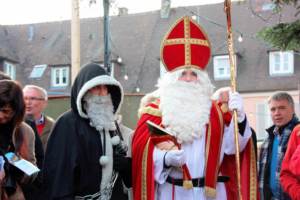 Zur Erffnung des Breisacher Weihnachtsmarkts kam  der Nikolaus  vorbei.