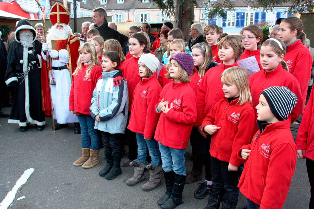 Zur Erffnung des Breisacher Weihnachtsmarkts sang unter anderem der Kinder- und Jugendchor St. Stephan.