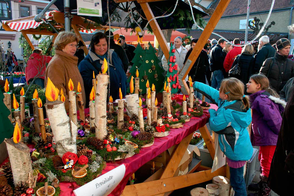 Ein vielfltiges Angebot lockte wieder zahlreiche Besucher auf den Ihringer Weihnachtsmarkt am Rathausplatz.