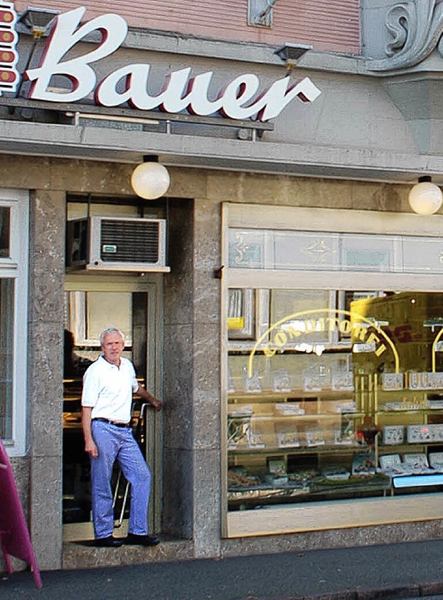 Felix Jrgenmeyer vor dem Cafe Bauer, das er zum Jahresende schliet.   | Foto: W. Beck