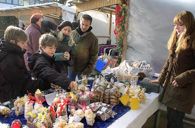 Gefragt beim Weihnachtsmarkt des Musik...war das Gebck der Reuter Jungmusiker.  | Foto: Pia Grttinger