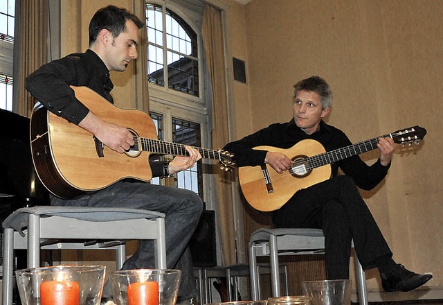 Albert Ibrahimaj und Ingmar Winkler (r...mit flinken Fingern auf ihren Gitarren  | Foto: Markus Zimmermann