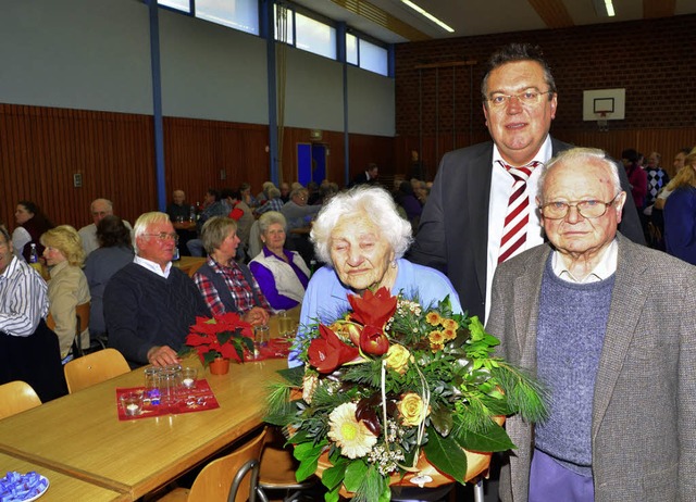 Rund  200 Senioren genossen   das Prog...er und Eugen Mller als lteste Gste.  | Foto: Dieter ERggelet