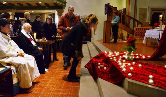 Kerzen zum Gedenken an die Menschen, d...m Jubilum dieses Dienstes entzndet.   | Foto: Dieter Erggelet