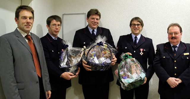 Brgermeister Jrgen Multner (links) u...en Dienst bei der Feuerwehr Maulburg.   | Foto: Monika Weber