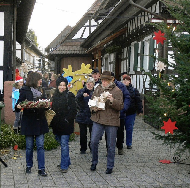 Gut eingekauft: Besucher auf dem Adventsmarkt Altenheims.   | Foto: d. fink