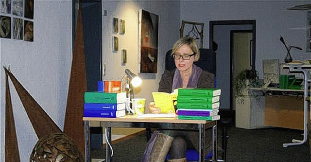 Ursula Ott liest im Finanzamt aus  &#8222;Total besteuert&#8220;.   | Foto: Maria Schlageter