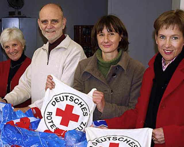 Marianne Sprankel, Werner Merz, Ulrike...dens mit Rot-Kreuz-Gaben eine Freude.   | Foto: Schleer