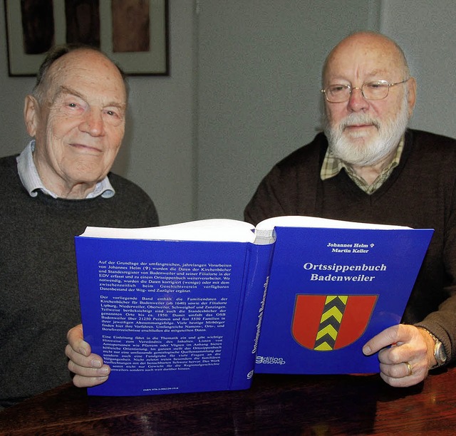 Co-Autor Martin Keller (links) und Ekk...rliegende Ortssippenbuch Badenweiler.   | Foto: Sigrid umiger