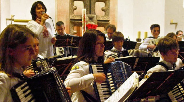 Untersttzt wurde das Harmonika Orches...nter anderem durch Sngerin Heidi Katz  | Foto: Karin Stckl-Steinebrunner