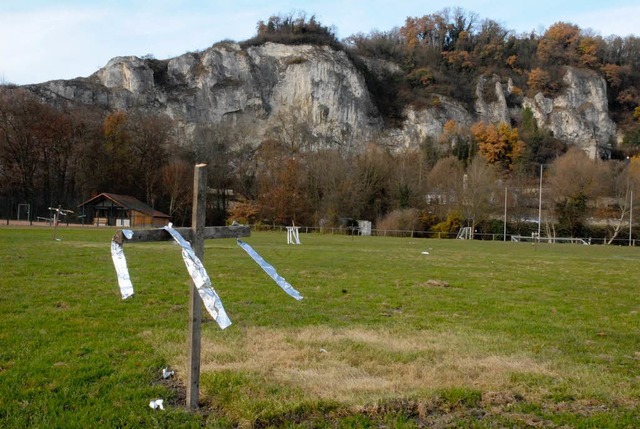 Auch die mit Folien versehen Holzkreuz...enplatz des SV Istein zu maltrtieren.  | Foto: Andreas Frey