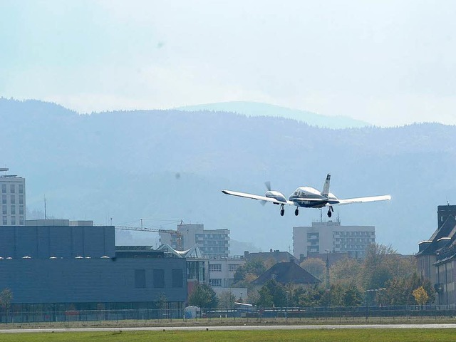 Zweimotorige Maschine im Anflug auf den Freiburger Flugplatz  | Foto: Ingo Schneider