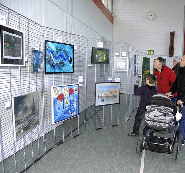 30 Werke von 21 Knstlern kamen am Son...nspielbereichs der neuen Grundschule.   | Foto: Roland Vitt