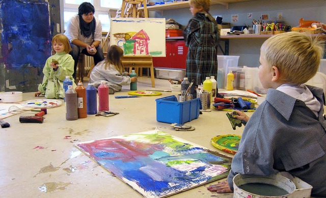 In Gruppen zu vier bis sechs Kindern, ...herin arbeiten die Kinder im Werkraum.  | Foto: Ute Schler